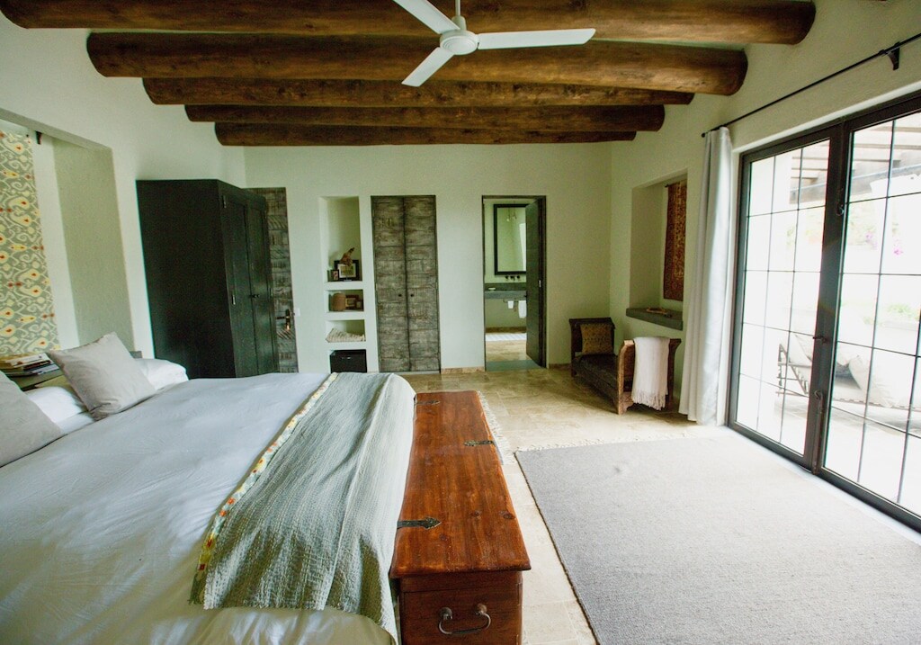 hlavná spálňa, dvere na terasu vpravo, dvere do vlastnej kúpeľne a vane