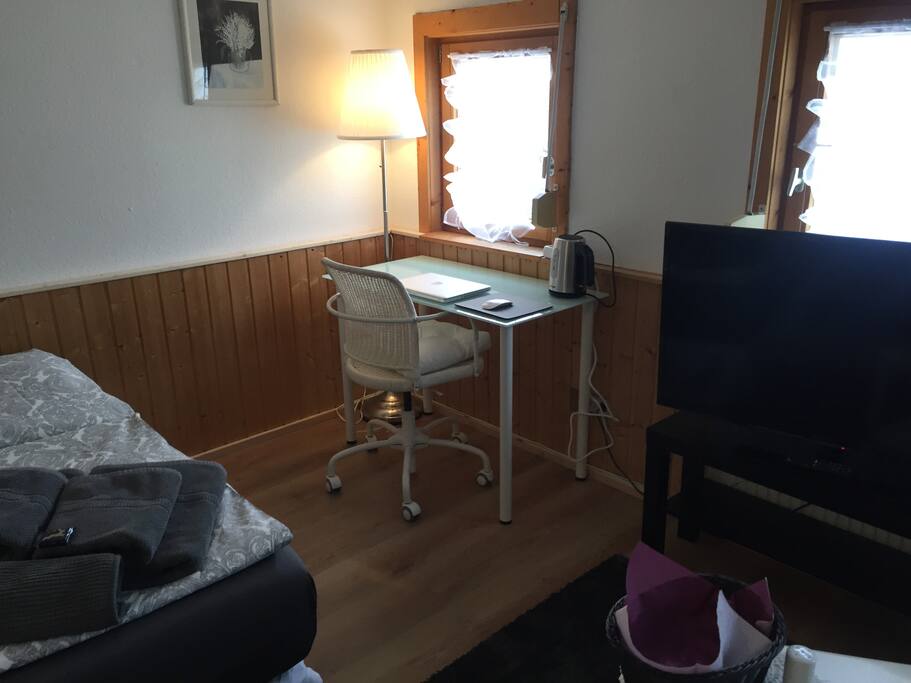 Arbeiten und gemütlich sitzen, mit Blick in den Garten.