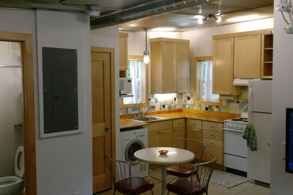 This is a very functional space and perfect for your travelling needs.