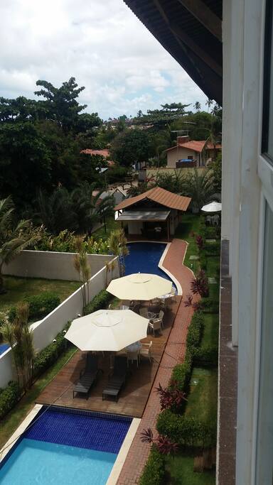 Área de lazer com piscinas e churrasqueiras.