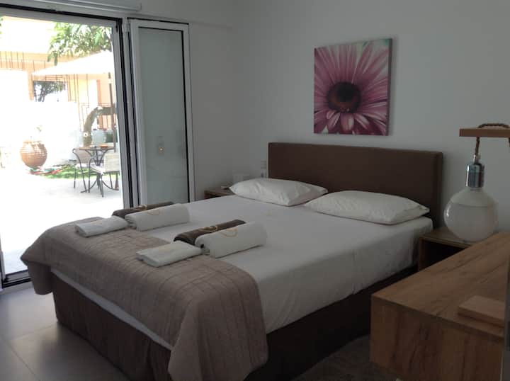 El dormitorio con  el cómodo yecológico sistema para dormir COCOMAT con vista al jardín.