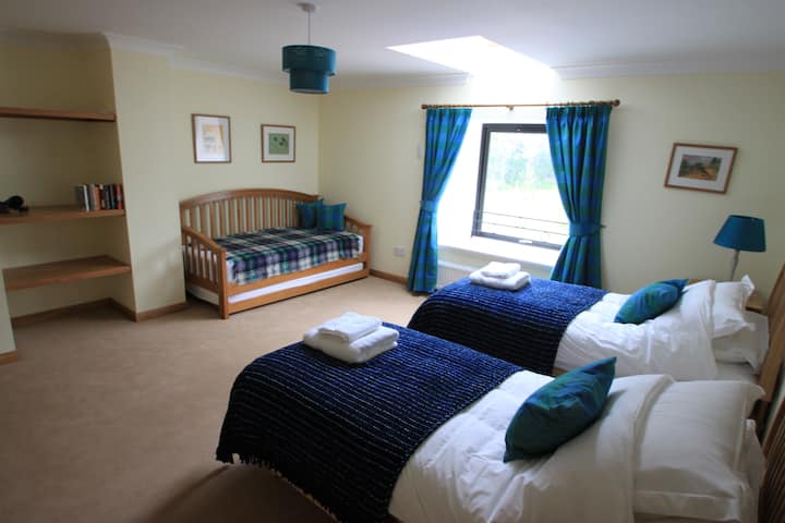 Საოჯახო საძინებელი. ორადგილიანი საწოლები შეიძლება ორადგილიანი იყოს. Დღის საწოლის ქვეშ არის გამოსაწევი საწოლი