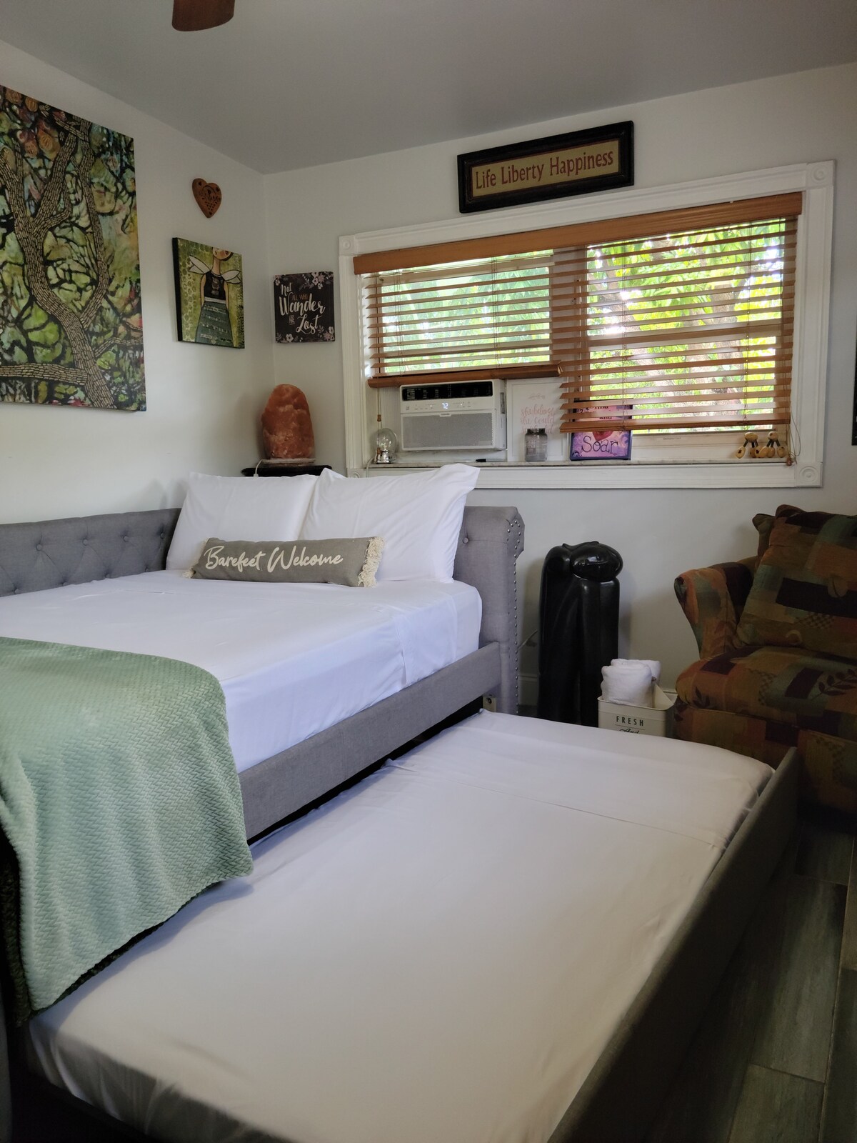 C'est la plus grande chambre, orientée vers  l'ouest et le jardin.  Lits de style trundle.  Cette chambre a une taille normale sur le dessus et une taille de thé en bas.  C'est à ce moment-là que vous déployez le fond.