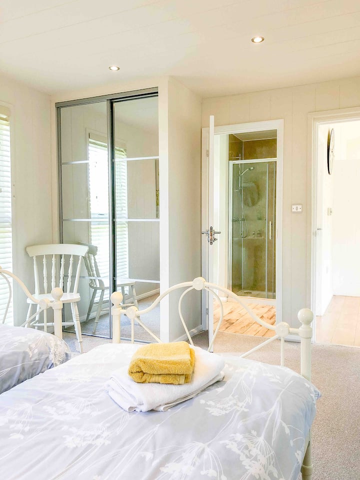 Twin bedroom with en-suite