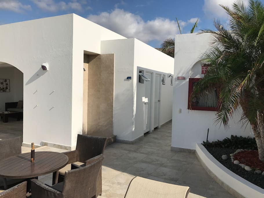 Baños del área social y servicio de seguridad