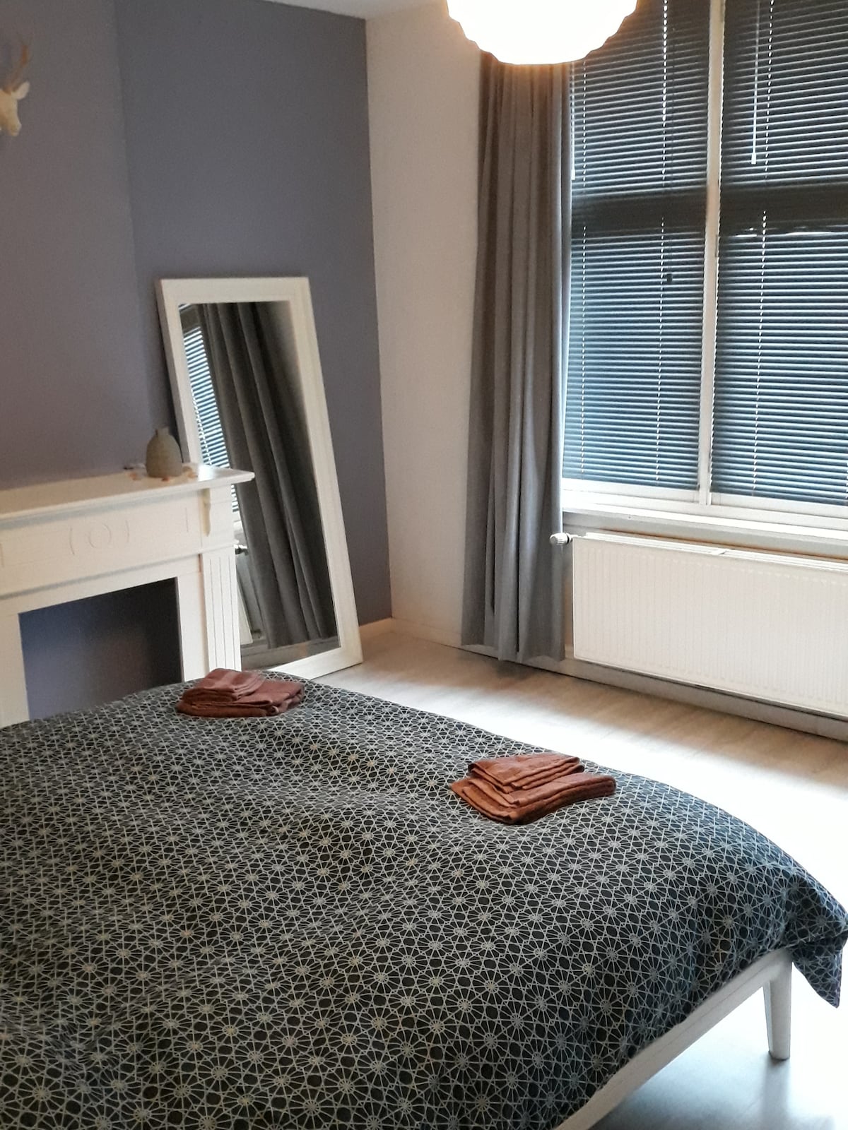 Dormitorio principal con cama Auping de estilo hotel. (segundo piso)