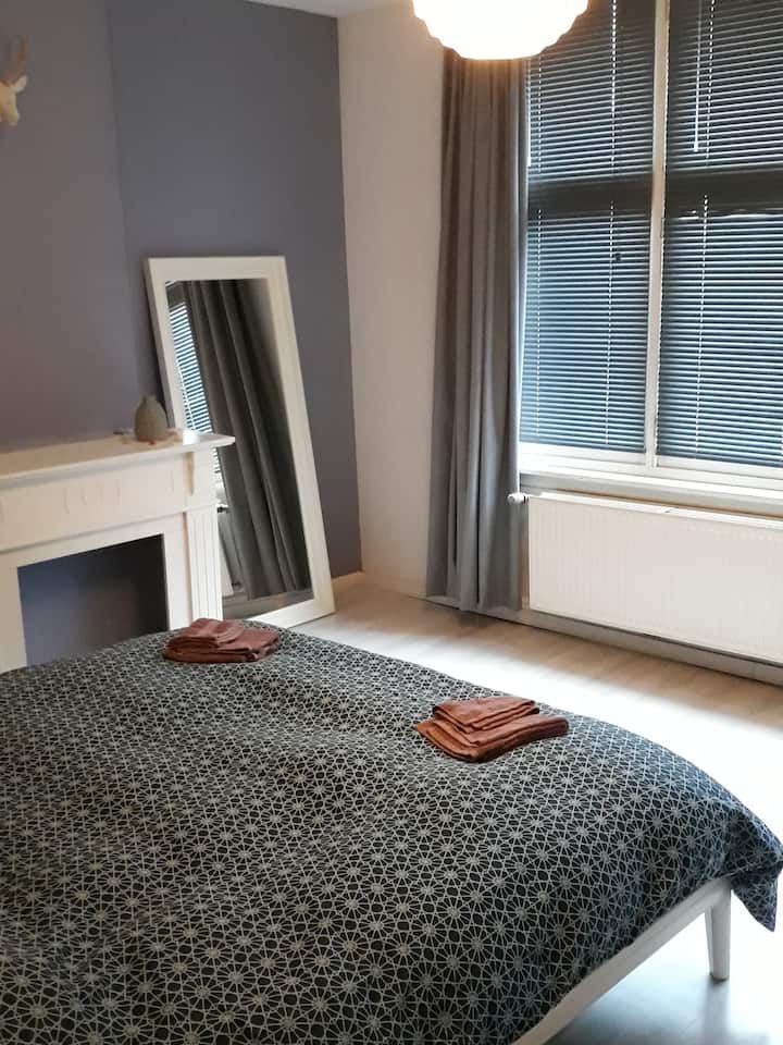 主卧室配有酒店式加大双人床。（二楼）