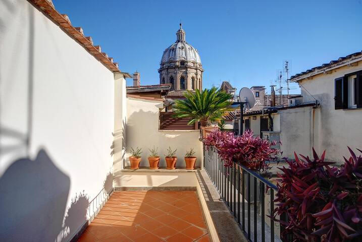 Yellow Apartment Campo de’ Fiori gallery image 5