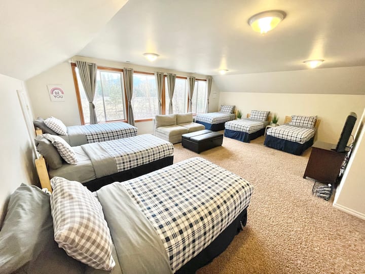 Bunk Room - Six Twin Beds & Pull-out Sleeper Ottoman - Third Floor