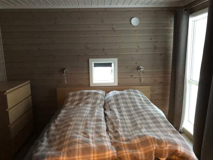 Dhoma kryesore e gjumit, me dalje në tarracë.