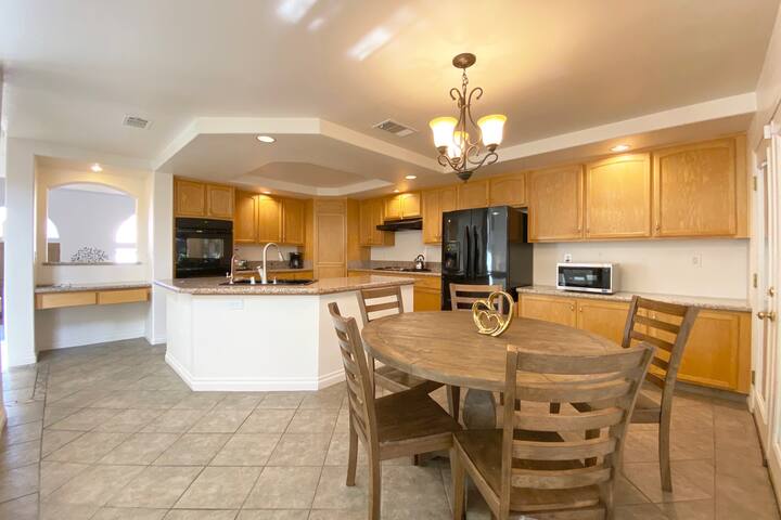 ♡ 緊鄰高爾夫球場 ♡ 優美後院 絕佳景觀 12分鐘 抵達大道 gallery image 4