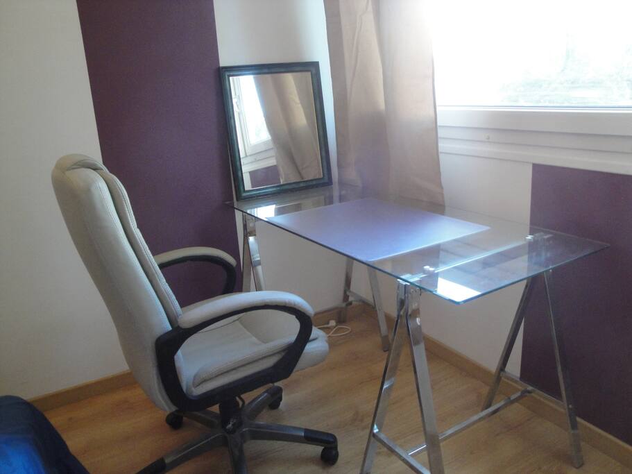 fauteuil et bureau de travail