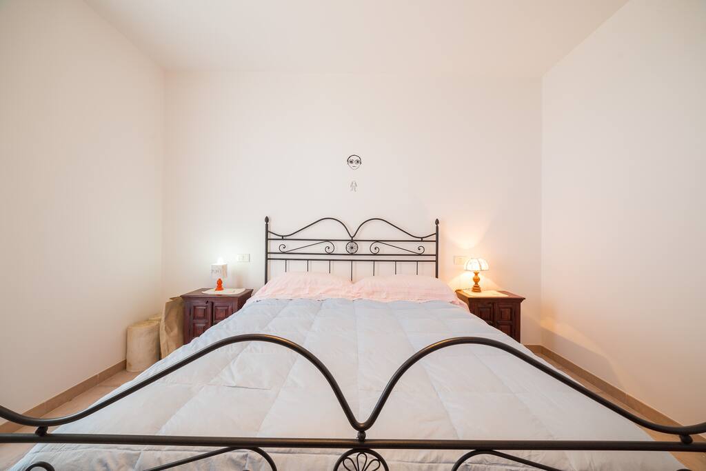 Stanza matrimoniale con vista sul mare e delle isole Eolie Room A
