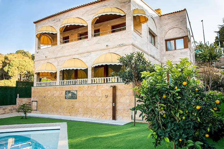 Apartments in Villa 100 m to the beach Fenals.