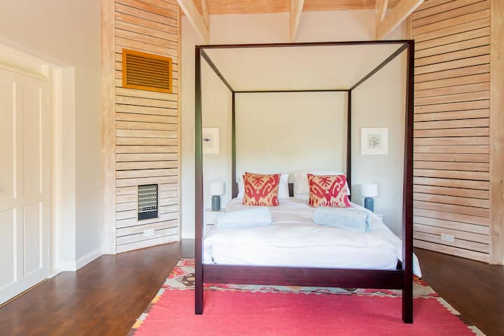 Chumba kikuu cha kulala katika studio ya zamani ya kurekodi