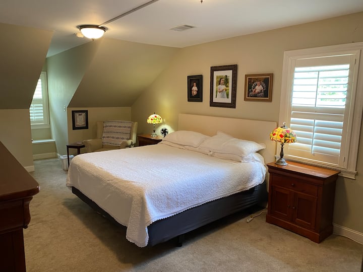 Na katu je spavaća soba 1, za 5 osoba s bračnim krevetom i krevetima na kat/pomoćnim krevetom u istoj sobi.