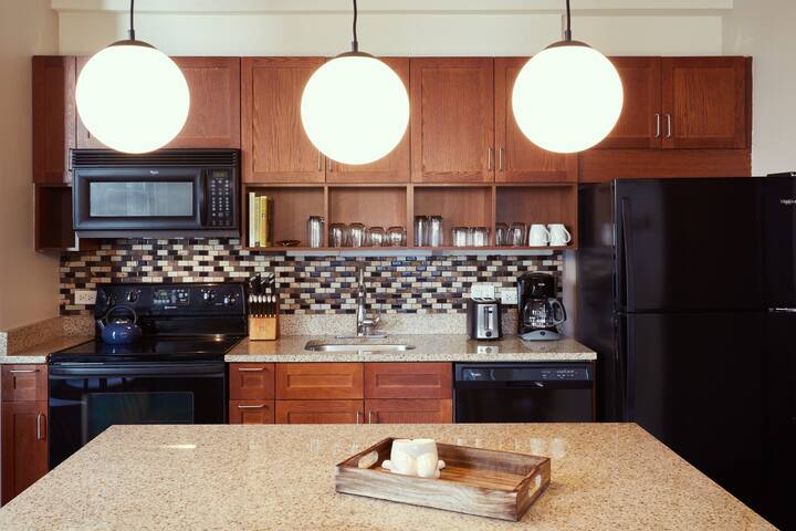 Stylish 4 Bedroom / 4 bath in the Loop | Sleeps 12 gallery image 4