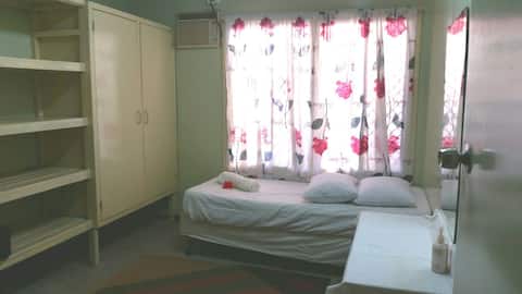 Dormitorio privado en casa espaciosa con vista al mar