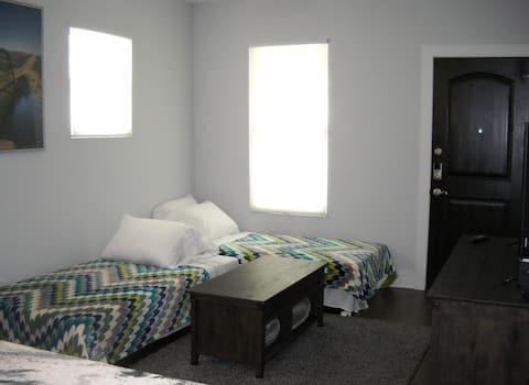 Popular Airbnb listing: 2/1 Central ATX UT Events, SxSW, ACL, Formula 1 in Hyde Park