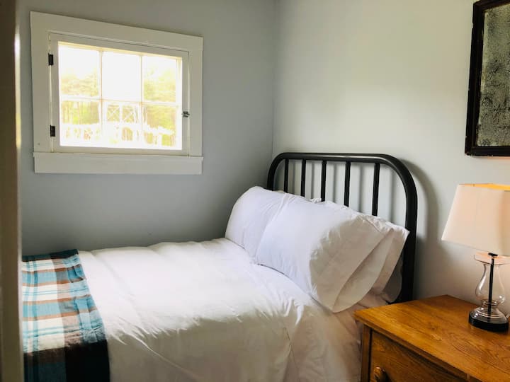 配有双人床的独立卧室