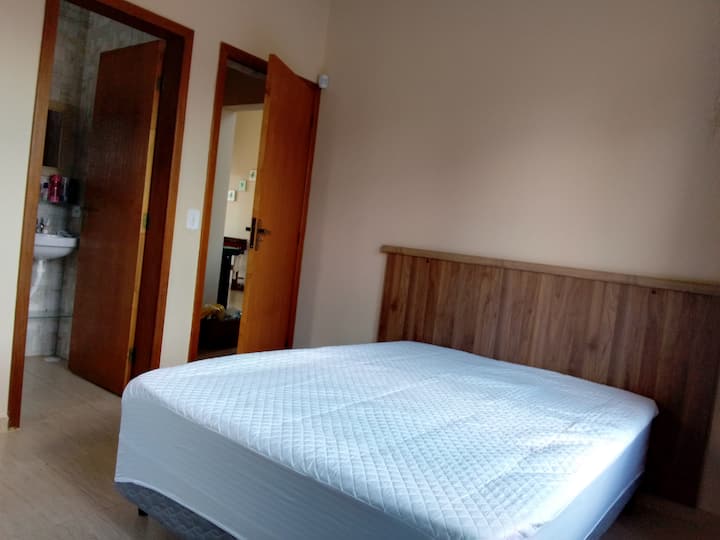 1 מיטה זוגית, 1 חלק מהארון זמין, מאוורר נייד אחד. להיות סוויטת החדר הזו 