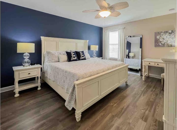 El dormitorio principal del segundo piso tiene una cama tamaño king, un enorme vestidor y un baño privado con una gran bañera profunda, un televisor inteligente 4K de 55pulgadas, cargadores USB en las mesitas de noche. Hay una zona de trabajo privada. Tenemos la velocidad de internet más rápida disponible