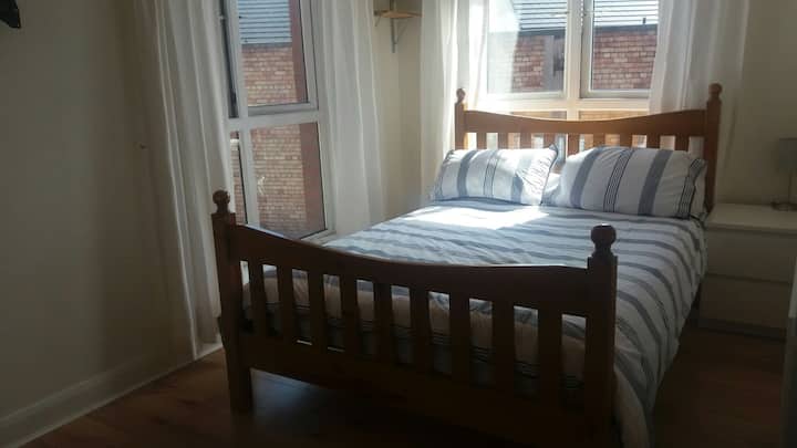 Slaapkamer met 2 ramen zeer licht en helder.