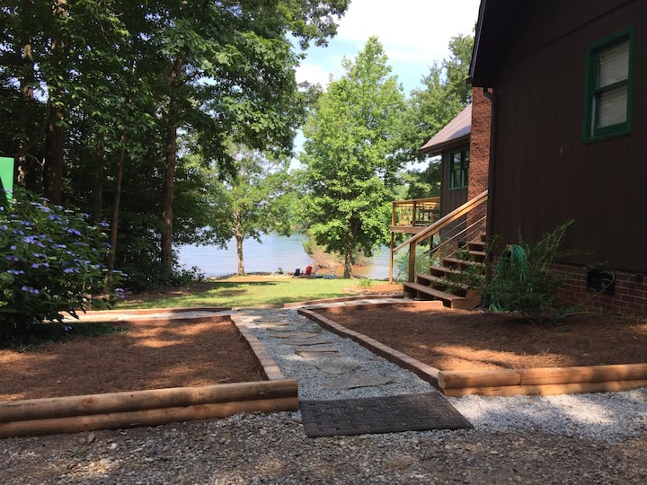 Lakefront Charming Cozy Cabin with Deep Water Dock Cabins for Rent in Troutman, North Carolina