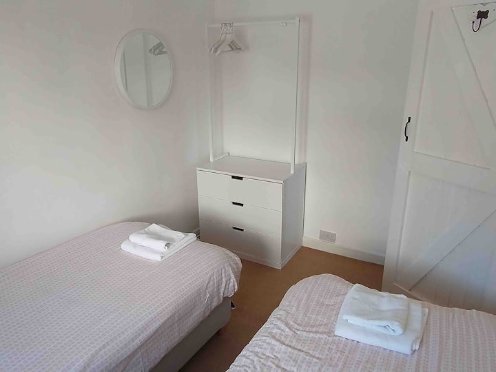 第二间卧室， 3英尺单人床，配备记忆泡沫床罩、主轴羽绒被和棉质床上用品。
抽屉柜，上面有挂衣架和镜子。
带灯的床之间的床头柜。
楼梯、楼梯平台和卧室于2023年新铺设地毯。