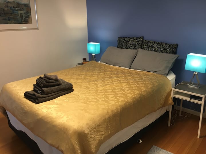 ห้องนอนหลักขนาดใหญ่พร้อมระเบียงปิดล้อม