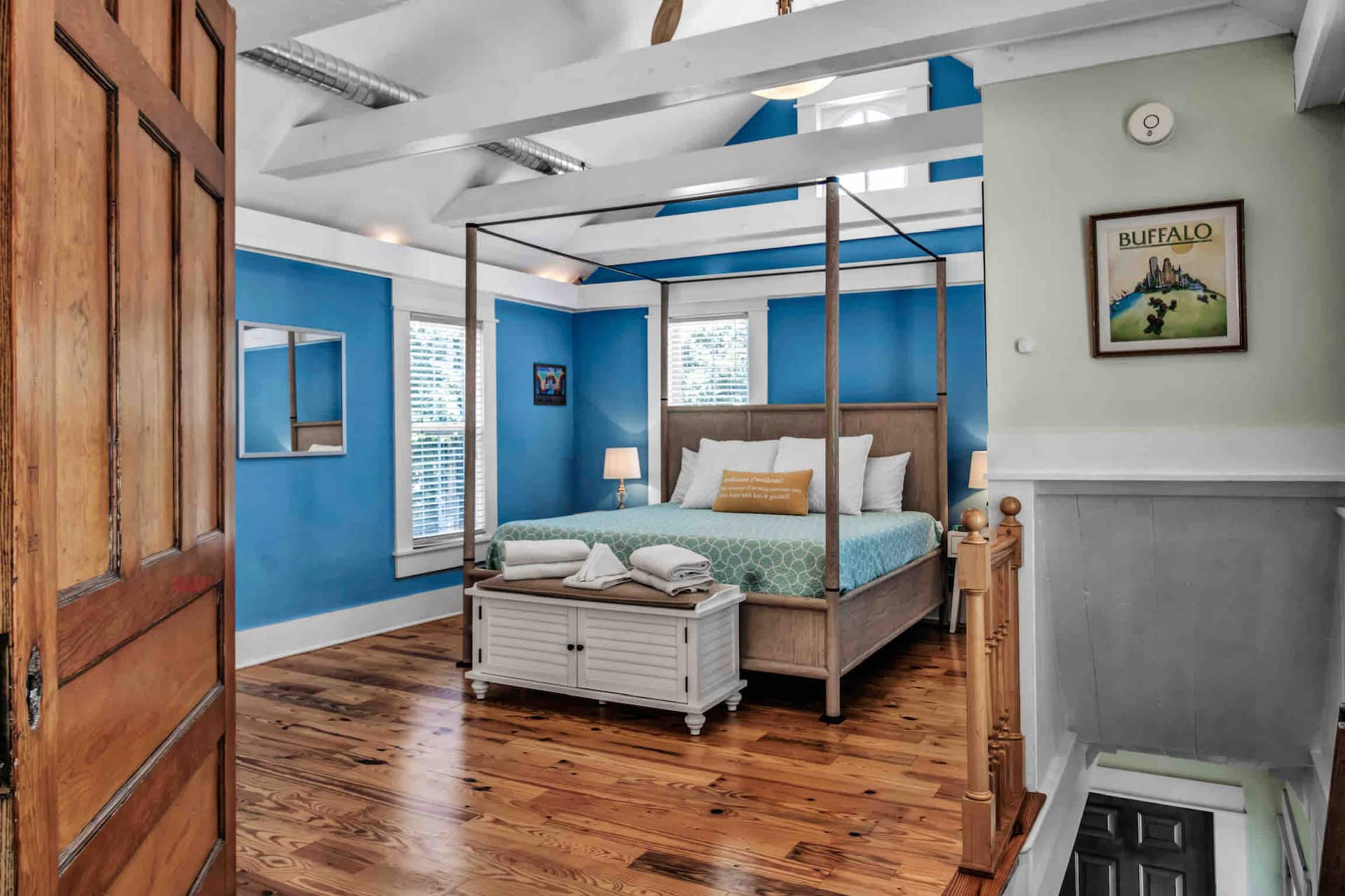 Elmwood - King Bed - 1.5 bath - Patio - Walkable