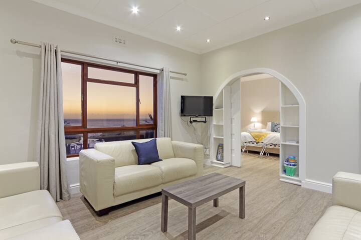 Camps Bay Beachfront 2 Bedroom Apartment gallery image 3