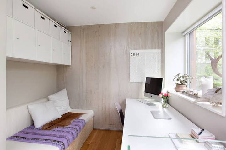 Peaceful room for female traveller, great location