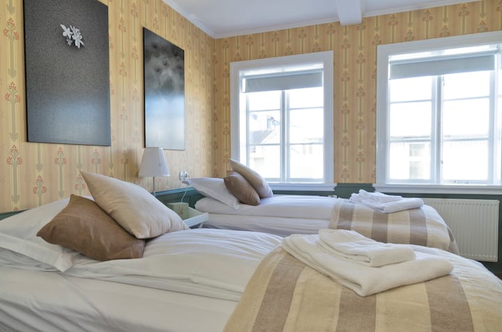Perfect location! 3 bdr apartment.
