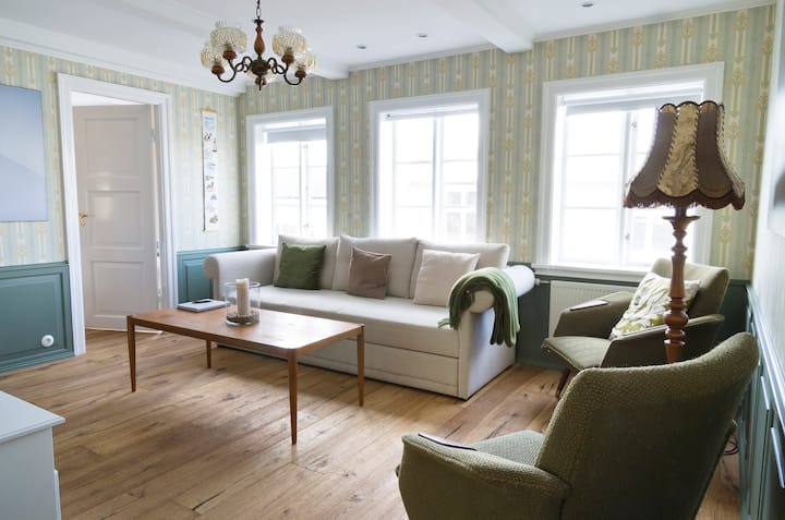 Perfect location! 3 bdr apartment.