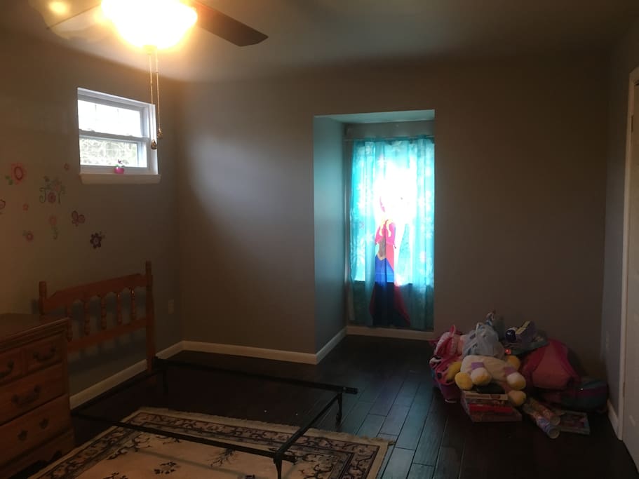 Room also has walk in closet approx 5x7.