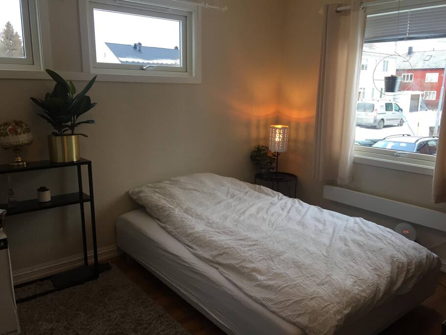 The master bedroom contains a double bed (140X200), a closet and a large desk.