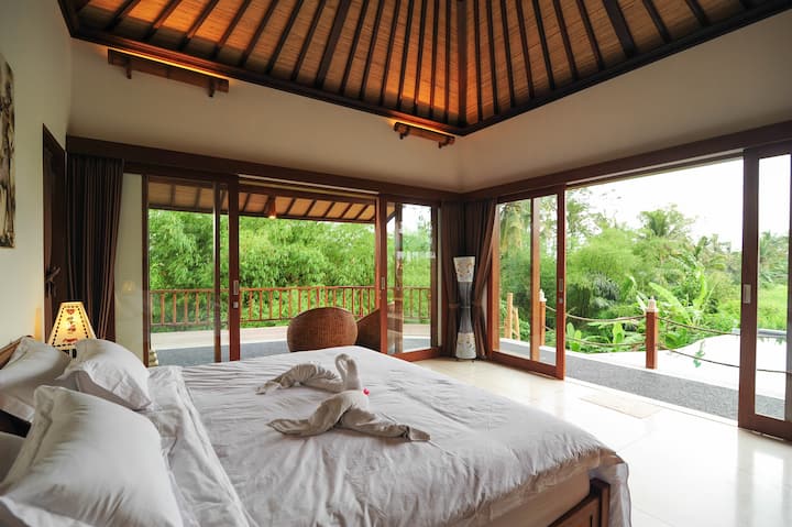 Bwawa la Eastroom linaloelekea na lina roshani inayoangalia mianzi na ravine ndogo东房面对泳池,有个阳台观赏竹林和小山沟。