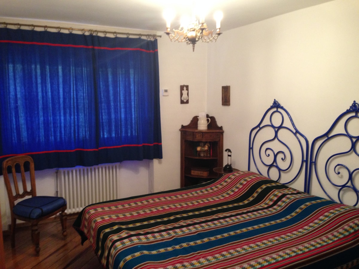 bračna spavaća soba s pogledom na prozor Matterhorn i skijaške vučnice