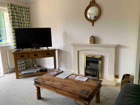 Top performing Airbnb: Spacious self-contained Annex/Apartment nr Woking in Surrey