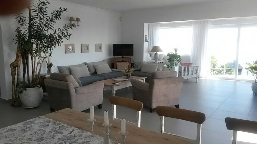 Endless Summer Balcony Apartment gallery image 3