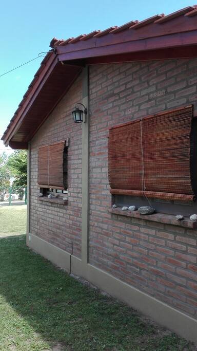 Ventanas laterales con vista a la piscina