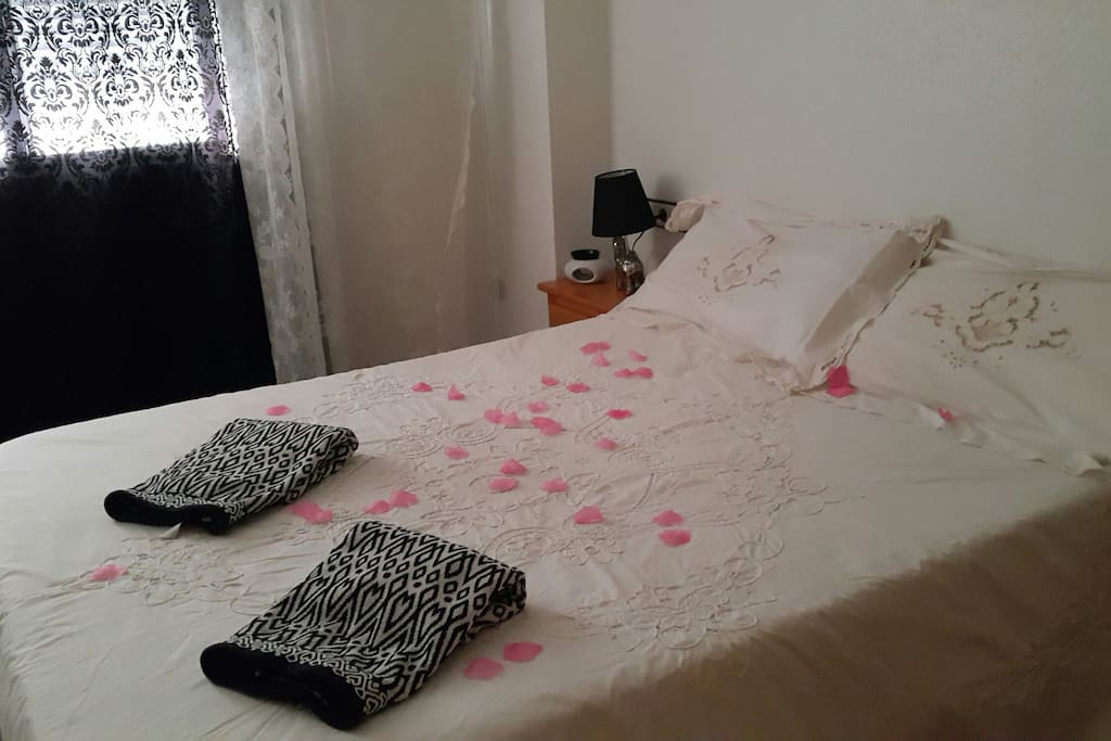 dormitorio principal con cama matrimonial...