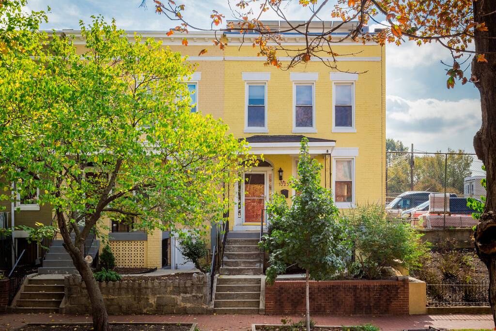 A classic Federal style row house.