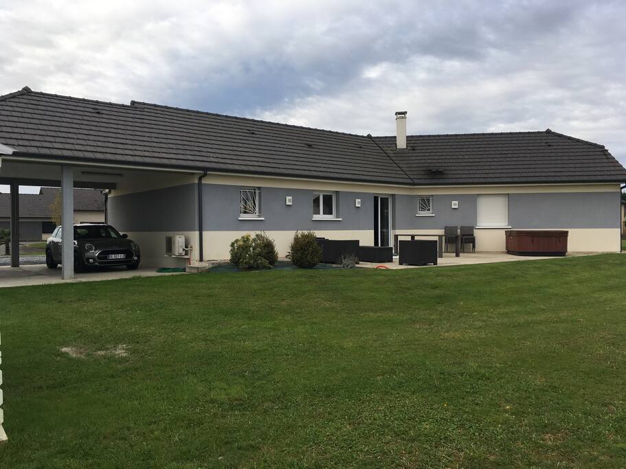 Côté nord avec terrasse et spa