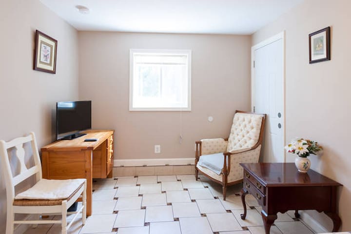 Newly Remodeled Private Bedroom #1