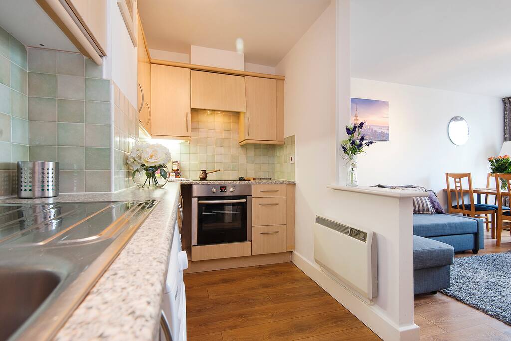 Fully equipped modern kitchen (washing machine, fridge/freezer, hob, oven, microwave, kettle, water filter, coffee machine, coffee capsules, tea, etc)