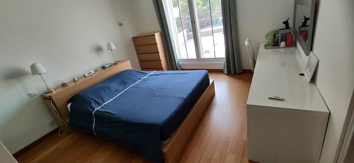 Suite principal con cama de 160, acceso a la terraza con vistas panorámicas al viñedo 