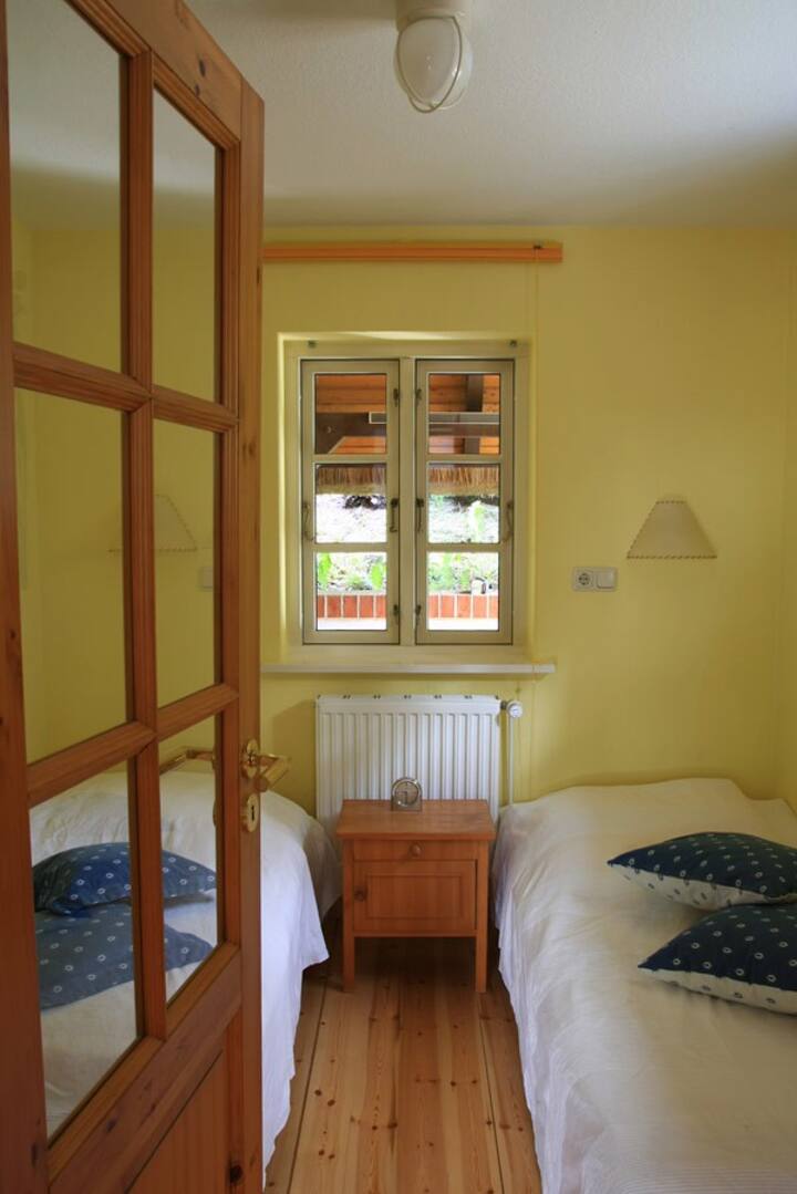 Doppelschlafzimmer
(2 Fenster, eines mit Mückengitter)
