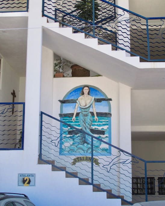 Entrance with the mural of Atalanta.